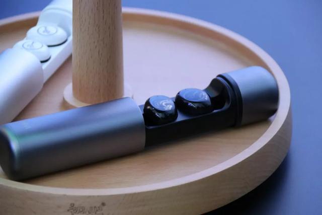 新品丨首款磁吸無(wú)線充電降噪耳機(jī)，惠威五款重磅新品發(fā)佈