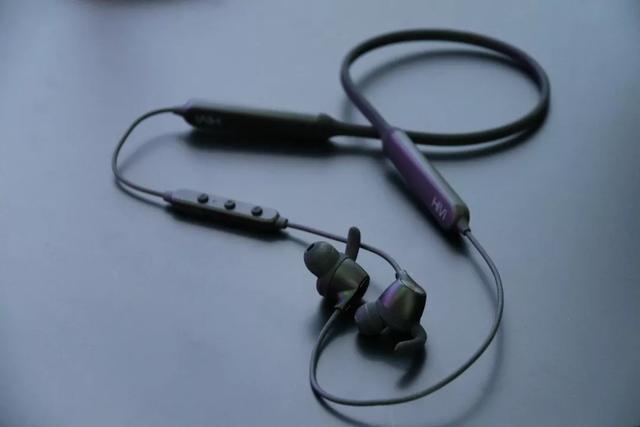 新品丨首款磁吸無(wú)線充電降噪耳機(jī)，惠威五款重磅新品發(fā)佈
