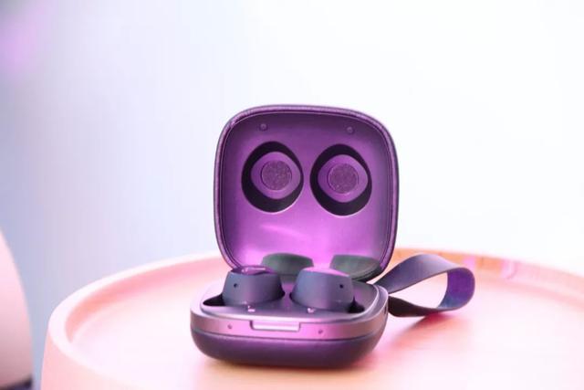 新品丨首款磁吸無(wú)線充電降噪耳機(jī)，惠威五款重磅新品發(fā)佈